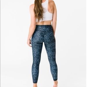 Activewear leopard print scrunchie legging